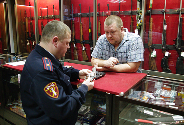 Инспектор Росгвардии проверяет оружейный магазин