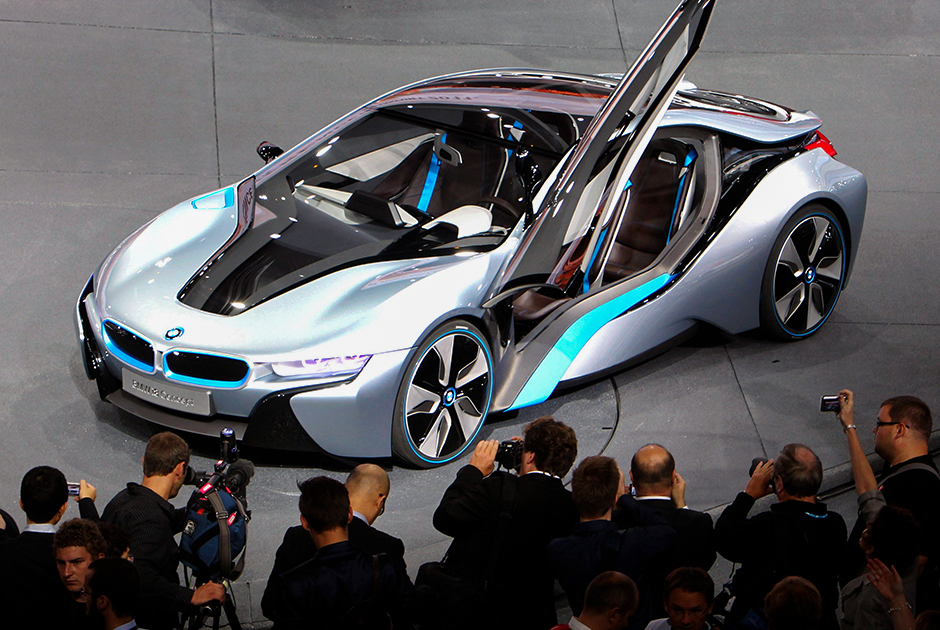 Впервые BMW i8 был представлен в сентябре 2013 года на Франкфуртском автосалоне. В модели используются два двигателя: электрический — мощностью 131 лошадиная сила и бензиновый, развивающий 231 силу. До 100 километров в час суперкар способен разогнаться за 4,4 секунды, максимальная скорость — 250 километров в час.

В 2018 году в линейке немецкой марки появилось модернизированное купе и новый родстер. Совокупная мощность BMW i8 Coupe выросла с 362 до 374 лошадиных сил. На одной электротяге автомобиль сможет проехать 55 километров. BMW i8 Roadster оснащен той же силовой установкой, однако запас хода этой версии равен 53 километрам, а до 100 километров в час родстер разгоняется за 4,6 секунды. Начальная стоимость купе — около 150 тысяч долларов, родстера — порядка 175 тысяч.