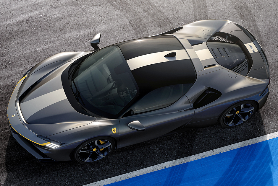 Ferrari SF90 Stradale стал первым подзаряжаемым гибридом в истории марки. Новинка получила гибридную силовую установку, агрегаты которой в сумме выдают тысячу лошадиных сил. Таким образом, автомобиль оказался самой мощной дорожной моделью Ferrari. 

Суперкар способен разогнаться до 100 километров в час за 2,5 секунды, а до 200 километров в час — за 6,7 секунды. Максимальная скорость составляет 340 километров в час. Ferrari SF90 может ездить как в гибридном режиме, так и исключительно на электротяге. Запас хода во втором случае составляет 25 километров. На европейском рынке модель появится в 2020 году. Ожидаемая стоимость — примерно 1,5 миллиона долларов. 
