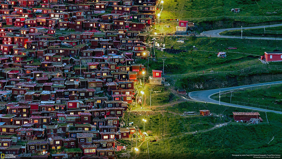 «Фотография была сделана в буддийском институте Ларунг Гар, расположенном в 14 часах езды по горной дороге от одноименного города в Тибете. Слева расположены маленькие красные дома, в которых живут монахи, а справа — пустые зеленые дороги. Яркое освещение помогает им найти путь домой. Мне очень повезло сфотографировать это место в его оригинальном состоянии, за последние годы многое изменилось», — комментирует свой снимок фотограф Жуньхуй Фан.