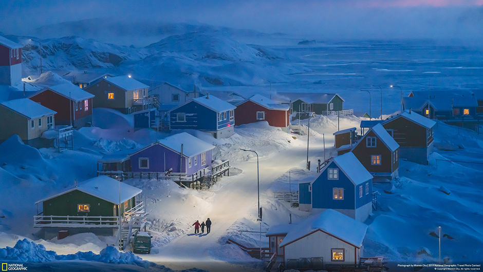 Упернавик — небольшая рыбацкая деревушка и столица одноименного муниципалитета на западе Гренландии. Все дома тут по старой гренландской традиции имеют разный цвет в зависимости от своей функции. Например, магазины — красные, а дома рыбаков — синие. Эта фотография была сделана Веймином Чу во время его трехмесячного пребывания в Гренландии, когда фотограф снимал жизнь местных жителей. 