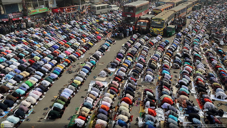 Верующие молятся прямо на улицах города Дакка во время одного из крупнейших в мире съездов мусульман Бишва иджтима, который ежегодно проходит в столице Бангладеш. Люди заполоняют весь центр города, движение во время молитвы останавливается.