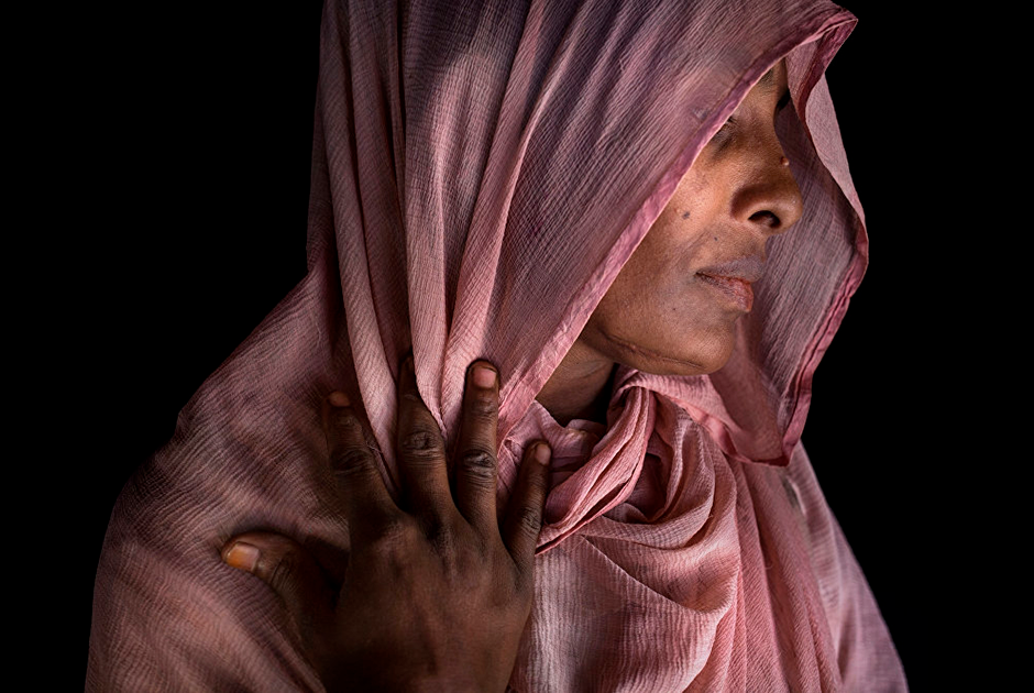 Еще один проект, посвященный мусульманам рохинджа, а именно — женщинам,  изнасилованным в Мьянме. От изнасилований пострадали 48 тысяч женщин. Они были вынуждены уйти из дома, опасаясь общественного осуждения, и впоследствии родили детей.

Алмас Хатун (47 лет) была изнасилована военными и подверглась пыткам в ходе этнических чисток в 2017 году. Восемь членов ее семьи были убиты военными: муж, двое сыновей, четыре дочери и отец.
