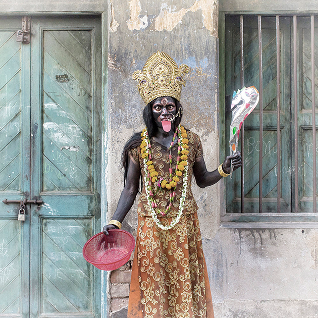 На улицах Калькутты, второго по размеру города Индии, все реже можно встретить бохурупи — ряженых, которые облачаются в костюмы индуистских божеств, таких как Шива. Таким образом они зарабатывают себе на жизнь. 

Раньше ряженые были повсюду — на рынках, в местах религиозного культа и в других проходных точках города. Но теперь бохурупи — исчезающая профессия. С ними можно столкнуться разве что в особые дни или на фестивалях и ярмарках. 

Автор серии объясняет исчезновение ряженых изменениями в индийском обществе, которое адаптируется к новым требованиям и отказывается от части своей идентичности. 
 

 