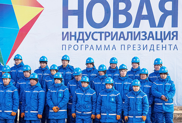 Рабочие на церемонии открытия цементного завода, построенного совместно китайской группой Gezhouba и казахстанской компанией Corporation DANAKE.