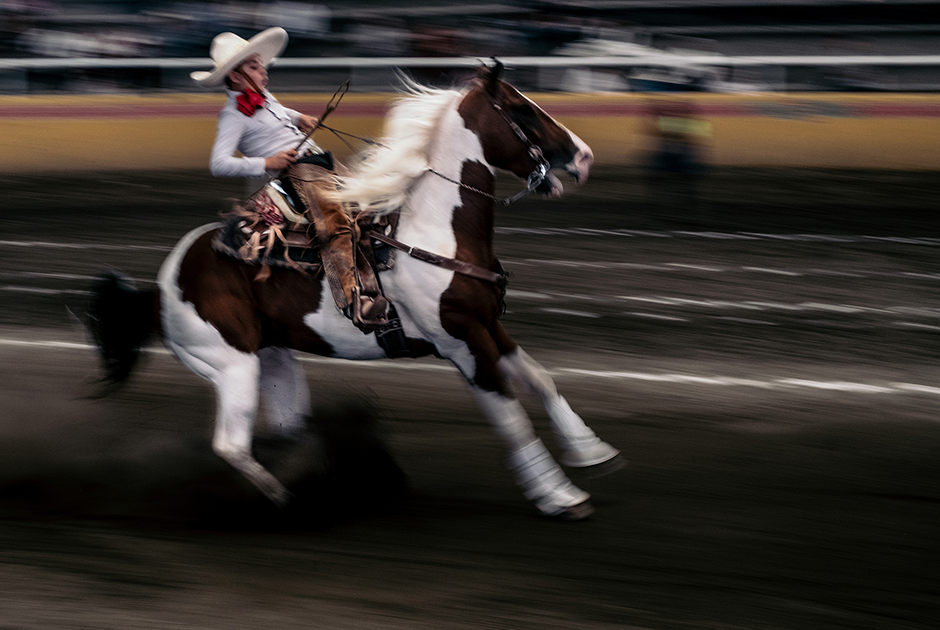 Чарриада — альтернатива родео, завезенная в Мексику в XVI веке из Испании. Изначально это были соревнования на лошадях между рабочими близлежащих имений. Сейчас такие соревнования проводятся по всей Мексике, а в одном из них принимают участие только дети и подростки.
