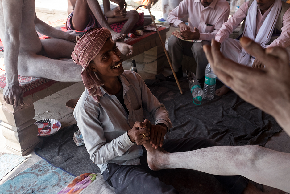 Помощник Сумера массирует ему ноги, а Сумер своей шестипалой рукой показывает, на каком месте сосредоточить усилия. Гуру Радшив, воспитавший его в традиции нага-бабы, считал шестой палец на левой руке мальчика знаком Шивы. Это до сих пор вызывает у Сумера гордость.