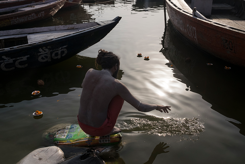 Сумер готовится к купанию в Ганге. Вода с утра холодная, но Сумер решительно заходит в реку.