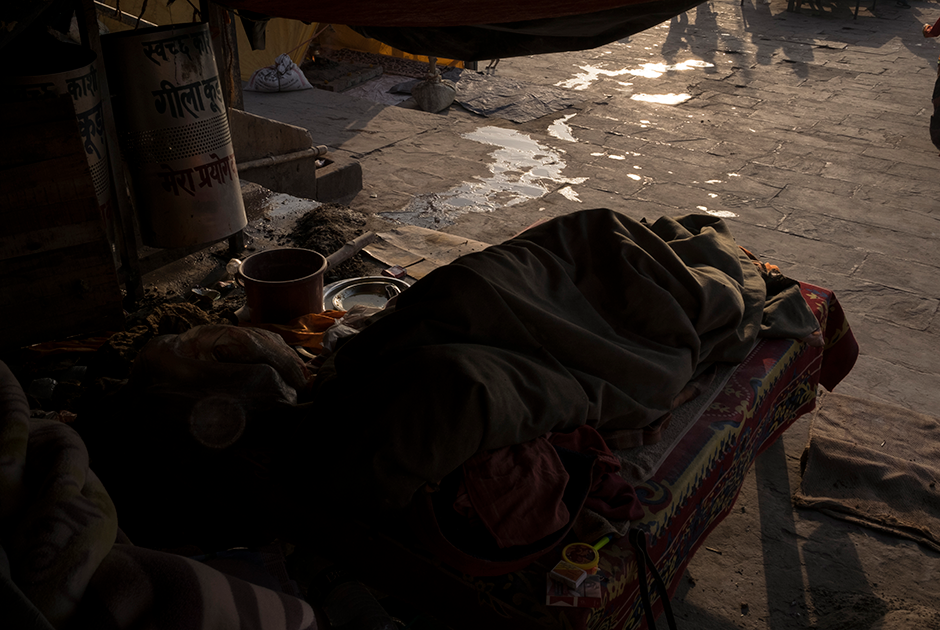 Сумер и его товарищи спят на берегу Ганга, прямо на улице, на каменных скамейках. Их лагерь находится возле Дашашвамеда — главного гхата в городе Варанаси. От ночной и утренней прохлады спасают теплые одеяла. Впрочем, холодно в Индии бывает не дольше месяца.