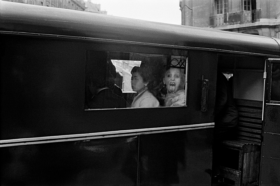 В 1956-м Орват по заказу американского агентства создал цикл фотографий о ночной жизни Парижа для мужских журналов — в итоге в его объектив попали не воображаемые гламур и лоск города, который всегда с тобой, а противоречивая, часто неприглядная жизнь еще не оправившейся от войны французской столицы.