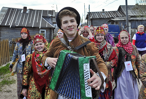 Участники VIII Международного фестиваля фольклора Баренцева Евроарктического региона и регионов Северо-Западного федерального округа России в селе Умба