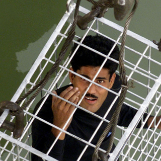 Чанчал Лахири в процессе выполнения трюка в 2002 году