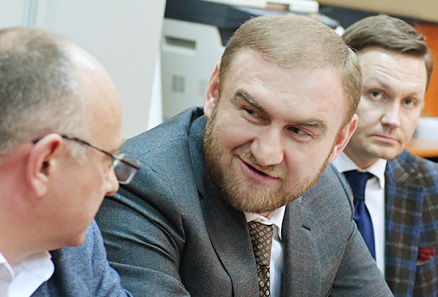 Сенатор Рауф Арашуков (в центре), задержанный в зале заседаний Совета Федерации по подозрению в участии в преступной группировке