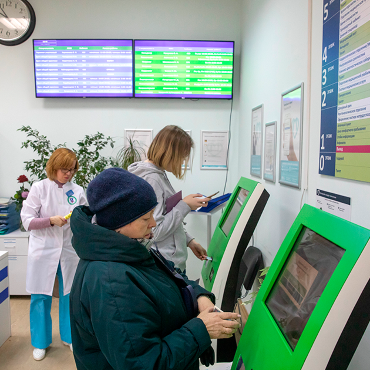 Поликлиники Подмосковья. Амбулатория Подмосковье. Пациенты записываются на прием к врачу через электронные терминалы. Регистратура поликлиники.