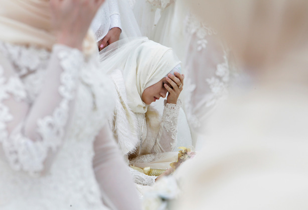 Невеста во время массовой свадьбы в Грозном