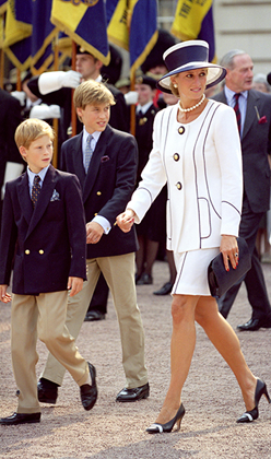 Принцесса Диана с сыновьями на 50-й годовщине Дня победы над Японией в 1995 году