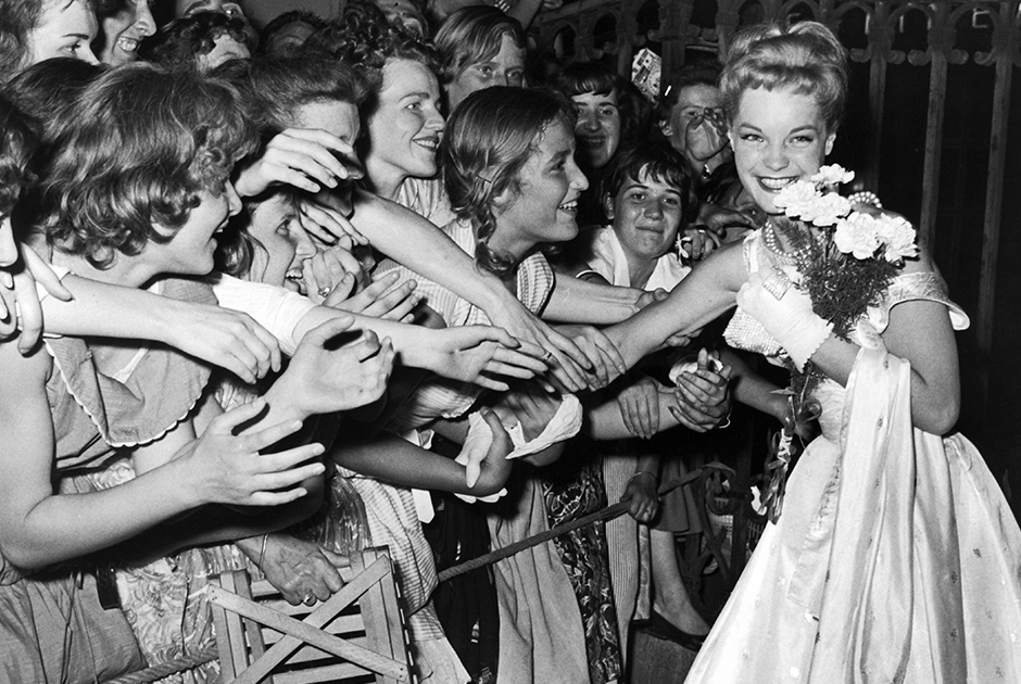 Роми Шнайдер с поклонниками на Берлинском кинофестивале в 1957 году