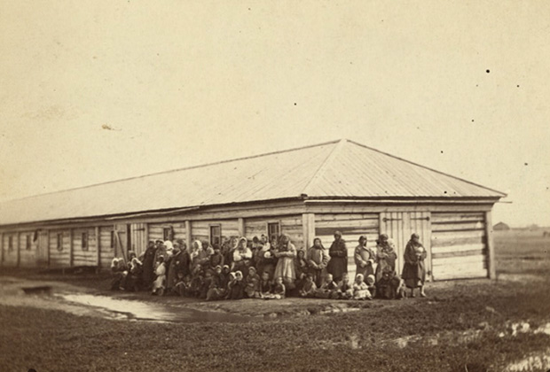 Жены и дети ссыльных перед бараком в Сибири. 1885-1886 годы. Фото Дж. Кеннана