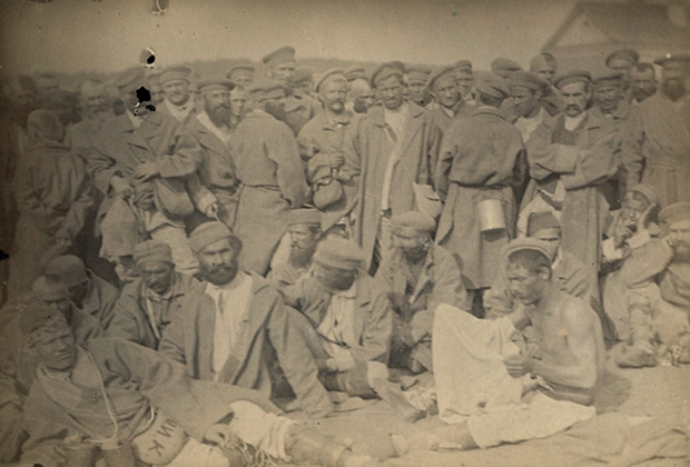 Группа заключенных на дороге около Томска. 1885-1886 годы. Фото Дж. Кеннана