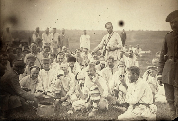 Арестанты во время обеда на обочине дороги в Сибири. 1885-1886 годы. Фото Дж. Кеннана