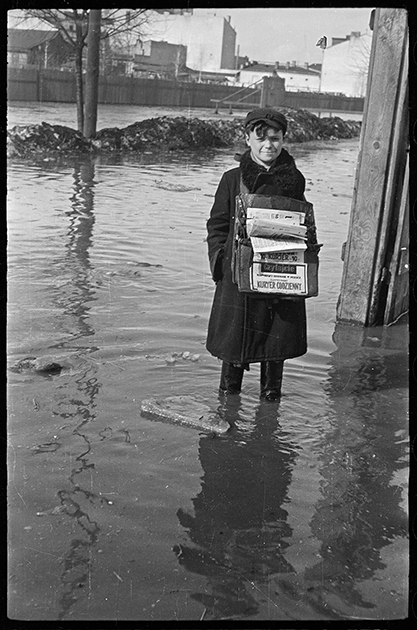 Продавец газет во время наводнения в Варшаве. Польша, 1940 год.