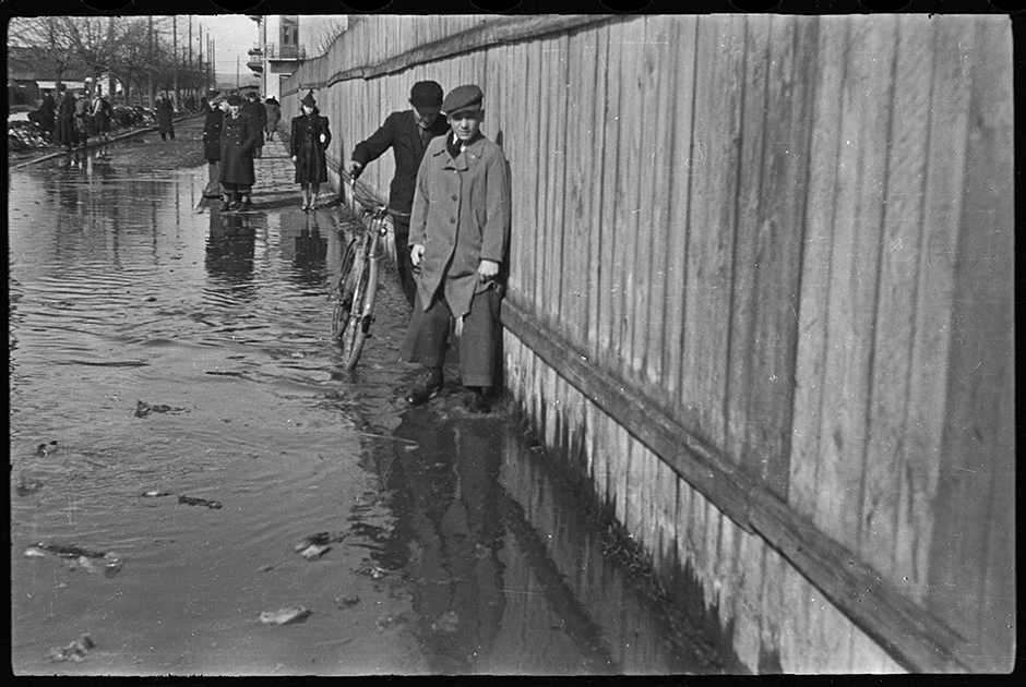 Местные жители во время наводнения. Варшава, Польша, 1940 год.
