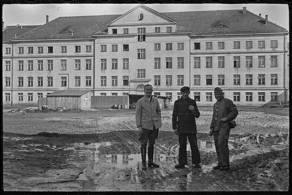 Военные полицейские во время наводнения во дворе комендатуры. Варшава, Польша, 1940 год.