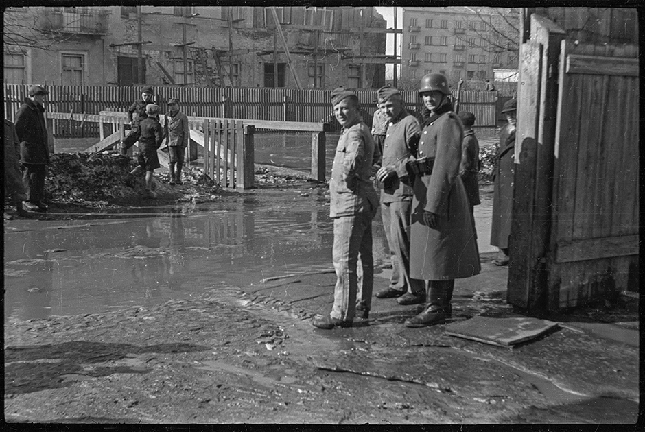 Военные полицейские и местные жители во время наводнения. Варшава, Польша, 1940 год.