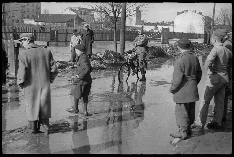 Местные жители во время наводнения. Варшава, Польша, 1940 год.