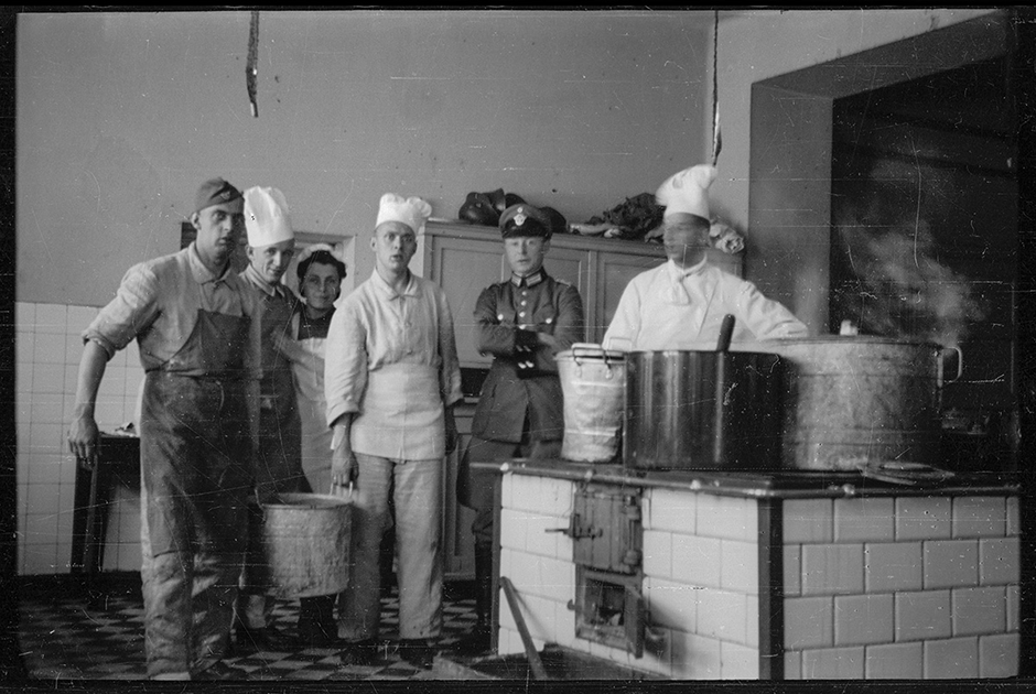 Кухня комендатуры германской военной полиции. Польша, 1940-1941 годы.