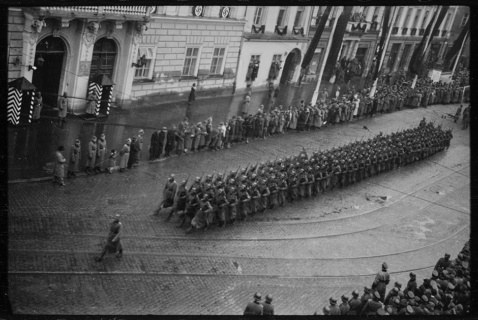 Парад германских войск в оккупированной Варшаве. Польша, 1939 год.