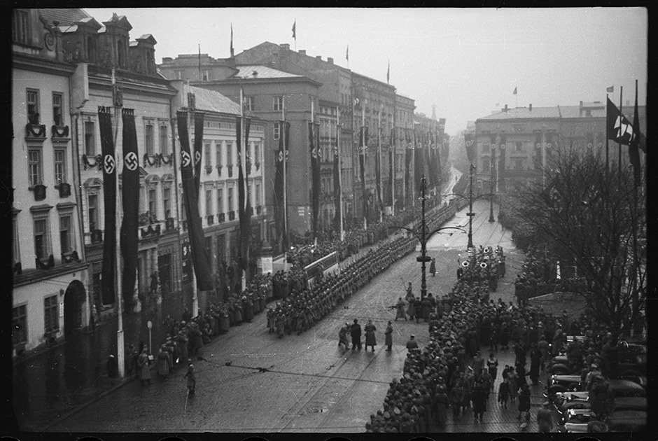 Парад германских войск в оккупированной Варшаве. Польша, 1939 год.

