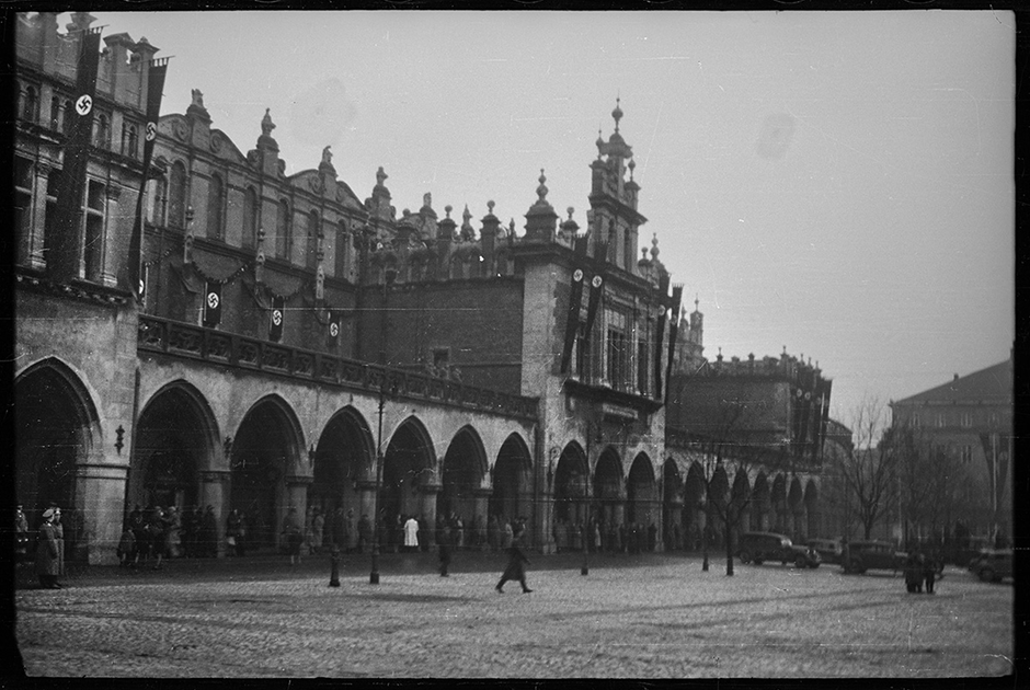 Площадь и рынок в оккупированном Кракове. Польша, 1939 год.