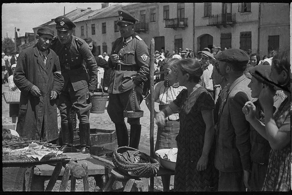 Германские военные полицейские на рынке в еврейском гетто. Польша, 1940-1941 годы.