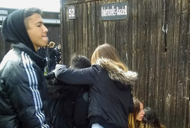 Еврейские подростки из Аргентины плачут в музее нацистского лагеря Майданек