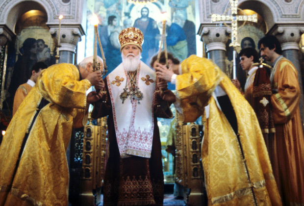 Митрополит Киевский и Галицкий Филарет, Патриарший экзарх Украины, во время богослужения, 1988 год