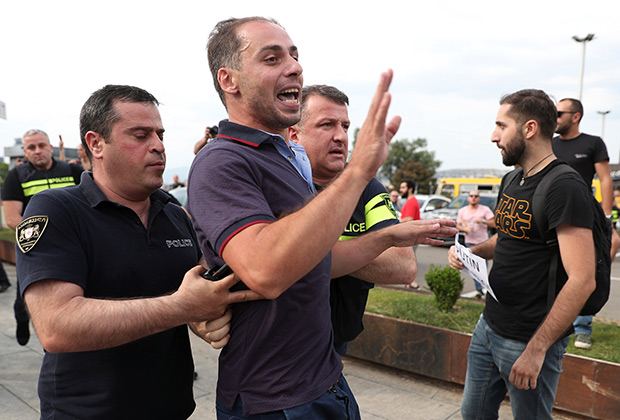 Policemen detain a man during a protest against the visit of the Russian delegation in Tbilisi, Georgia June 20, 2019. REUTERS/Irakli Gedenidze - RC1DBCD84730