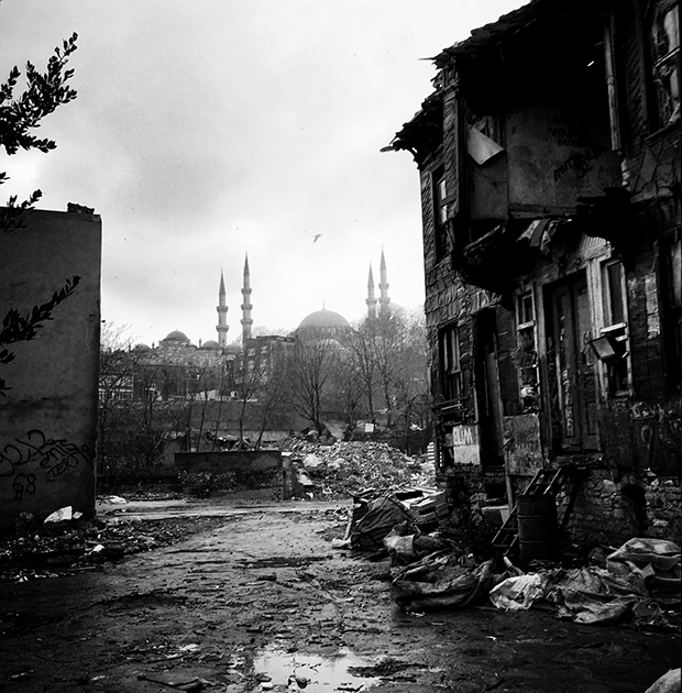 Совершенно другое ощущение от Стамбула у победительницы Street Photography Awards Street Photography Awards Севиль Алкан. Стамбул для нее «бродячая собака» — так и называется ее серия. Работы раскрывают сложность, казалось бы, повседневных сцен.
