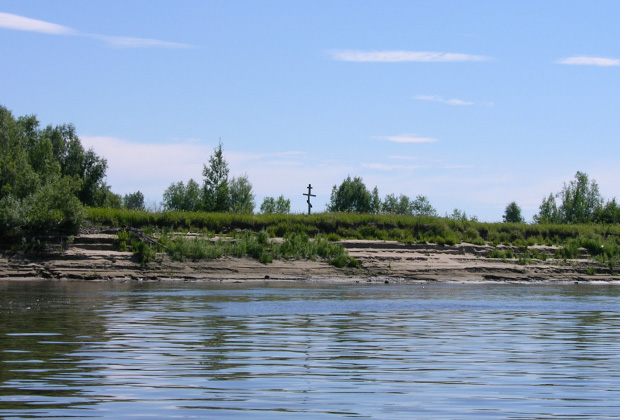 Памятный крест, установленный на берегу Назинского острова