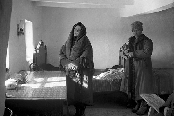 Коллективизация на Украине. Кулака и его жену выселяют из деревни. Репродукция с фотографии 1929 года 