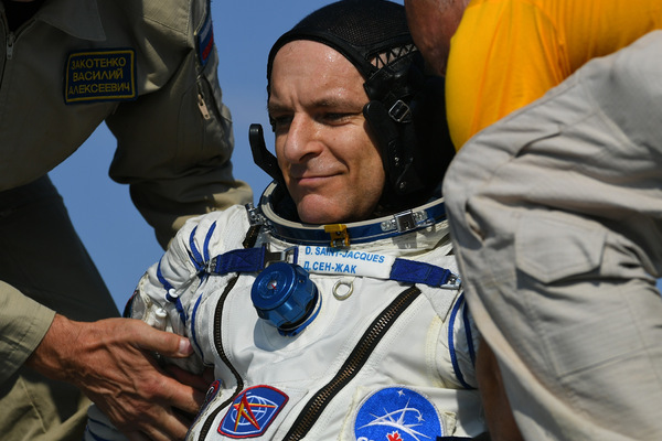 Астронавт Канадского космического агентства Давид Сен-Жак (Канада) после посадки спускаемого аппарата транспортного пилотируемого корабля (ТПК) «Союз МС-11»
