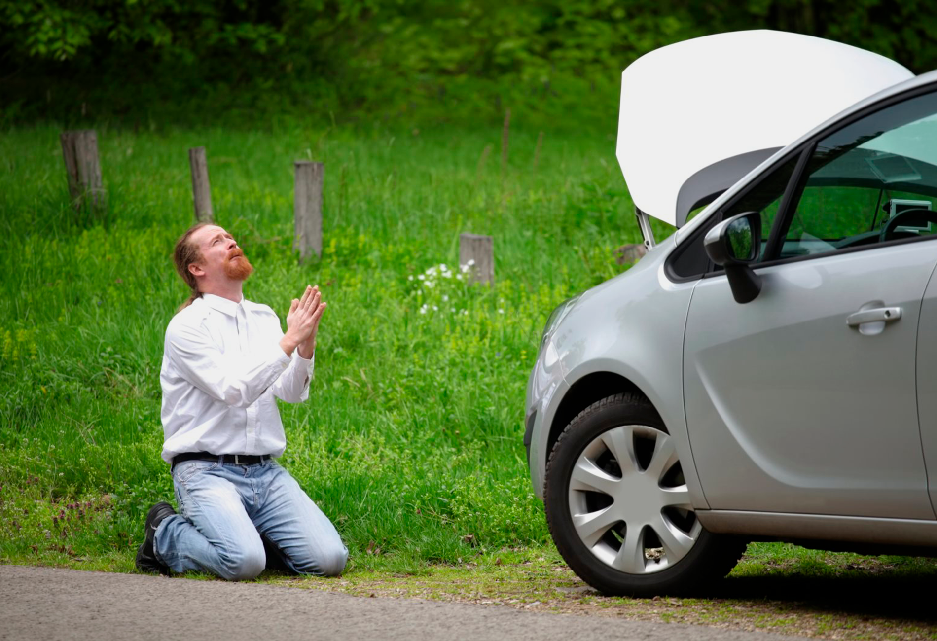 Поломка автомобиля на дороге. Автомобиль на дороге. Сломалась машина на дороге. Техпомощь на дороге. Сломалась машина на дороге.
