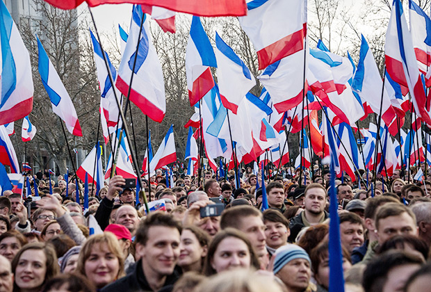 Участники митинга в Севастополе в честь годовщины присоединения Крыма к России