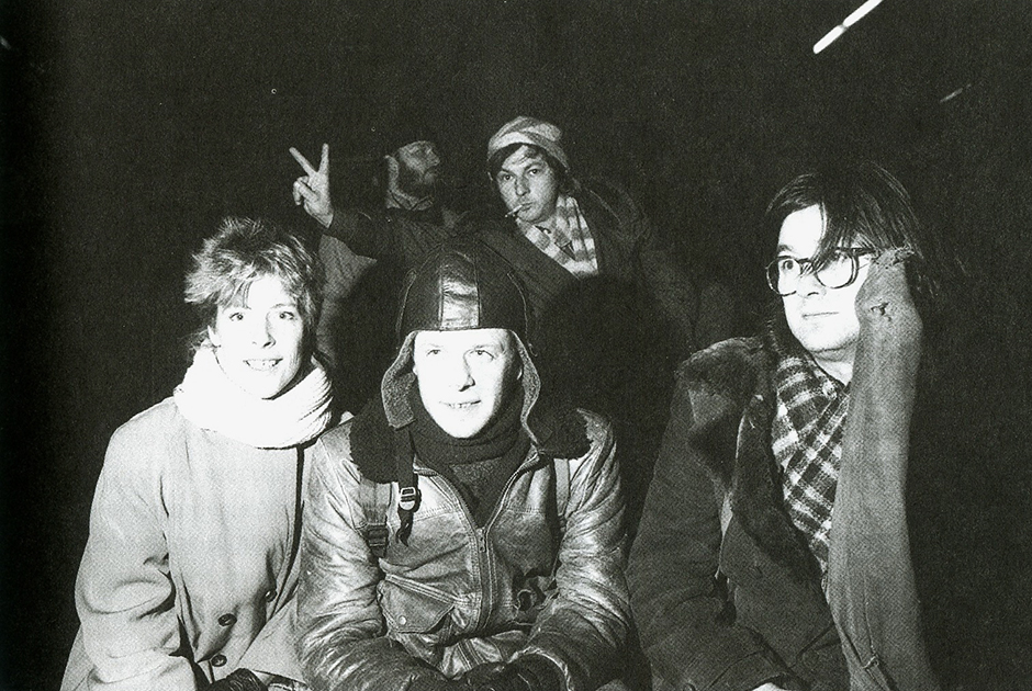 Джоанна Стингрей (с рожками), Майк (с сигаретой) и БГ ( в шлеме) 