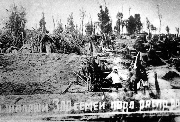 Ссыльные крестьяне обустраиваются на острове посреди одного из притоков Оби в ожидании дальнейшего распределения по спецпоселкам. Май-июнь 1931 года