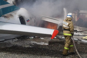 Пассажирский самолет загорелся при посадке в Бурятии Погибли два члена экипажа, десятки пассажиров ранены