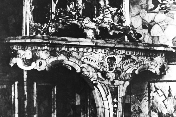Фрагмент столика из янтаря в Янтарной комнате. Репродукция довоенного фото.
