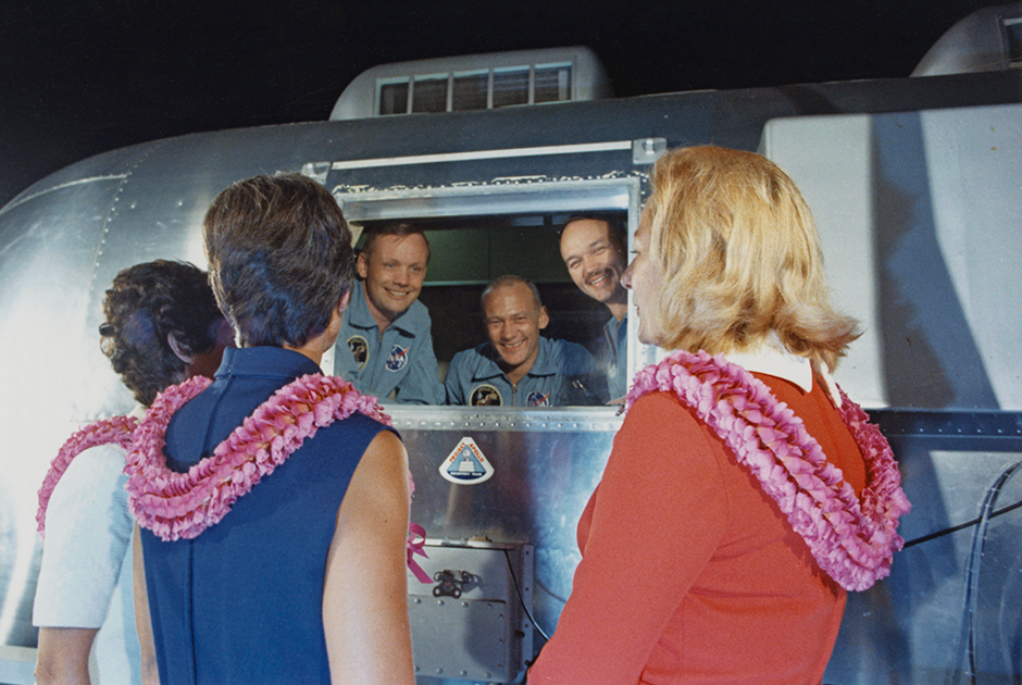 Супруги Пэт Коллинз, Ян Армстронг и Джоан Олдрин встречают членов экипажа Apollo 11, находящихся на карантине на техасской базе Эллингтон ВВС США. Встреча жен с астронавтами состоялась 27 июля — ранее в тот же день экипаж пилотируемого корабля был доставлен на базу Эллингтон.