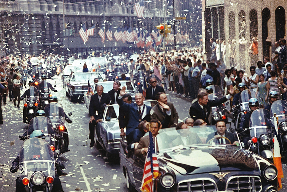 13 августа 1969 года астронавтов Apollo 11 встречали на Бродвее и Парк-авеню (Нью-Йорк). Состоявшийся парад стал одним из крупнейших в истории города. На снимке (слева направо) — Олдрин, Коллинз и Армстронг.