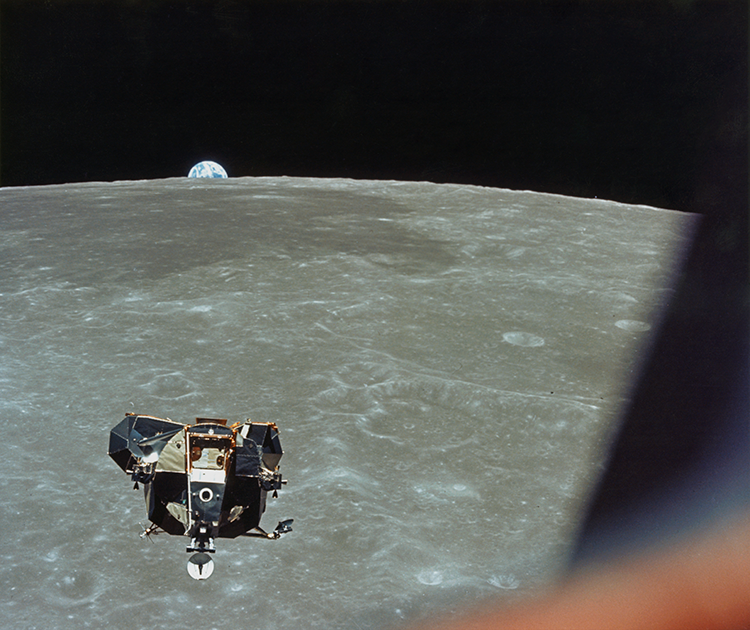 Лунный модуль с Армстронгом и Олдрином поднимается с поверхности естественного спутника Земли. На фотографии, сделанной 21 июля с орбиты Коллинзом, на заднем плане в центре заметны море Смита, а немного правее — кратер №189.